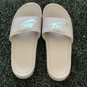 Nike slides Rose/Silver